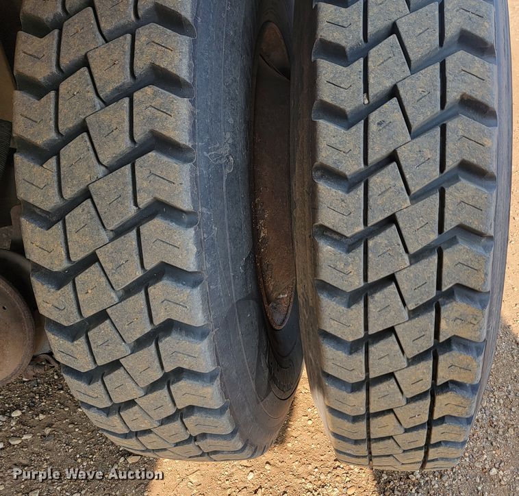 image for item LQ9257 1994 Ford L8000  refuse truck