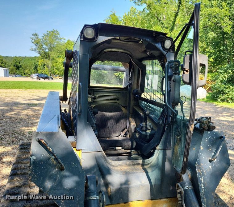 image for item LS9666 2011 John Deere 333D  tracked skid steer loader