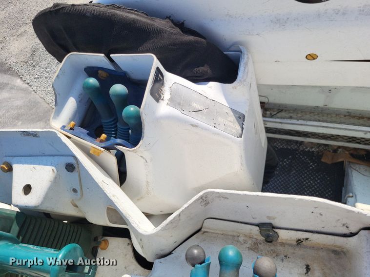 image for item LS9688 2008 International Work Star 7300  bucket truck