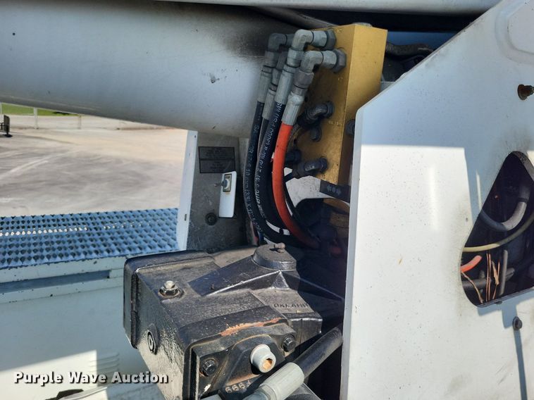 image for item LS9688 2008 International Work Star 7300  bucket truck