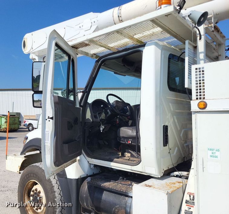 image for item LS9688 2008 International Work Star 7300  bucket truck