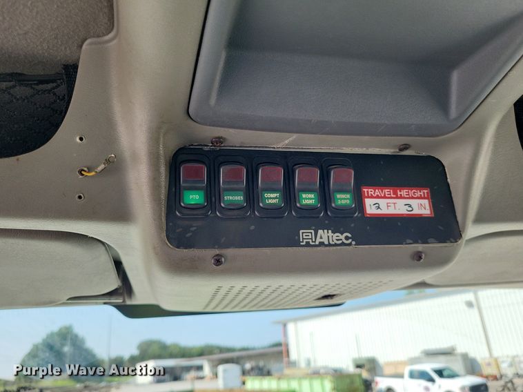 image for item LS9688 2008 International Work Star 7300  bucket truck