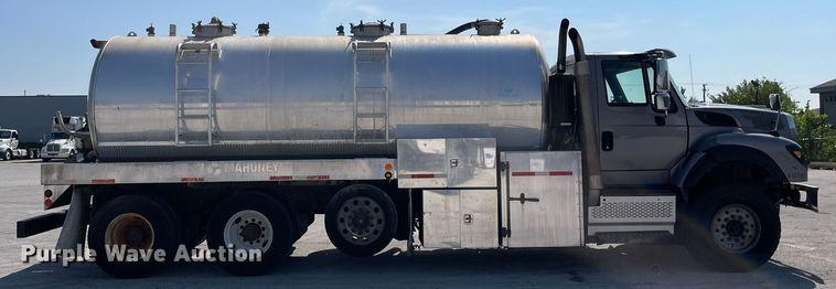 image for item LV9789 2016 International 7600  vacuum truck