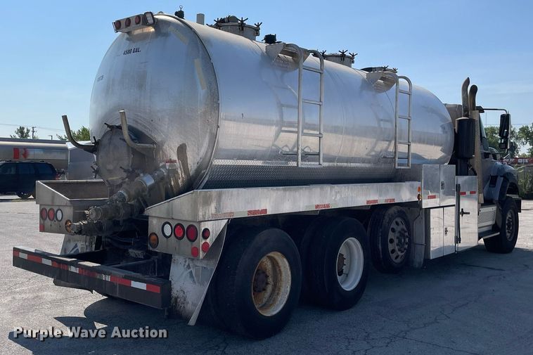 image for item LV9789 2016 International 7600  vacuum truck