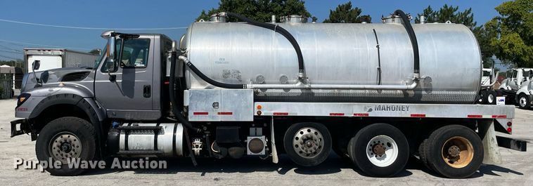 image for item LV9789 2016 International 7600  vacuum truck