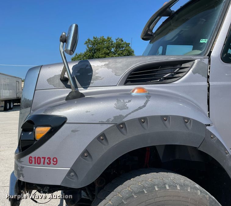 image for item LV9789 2016 International 7600  vacuum truck