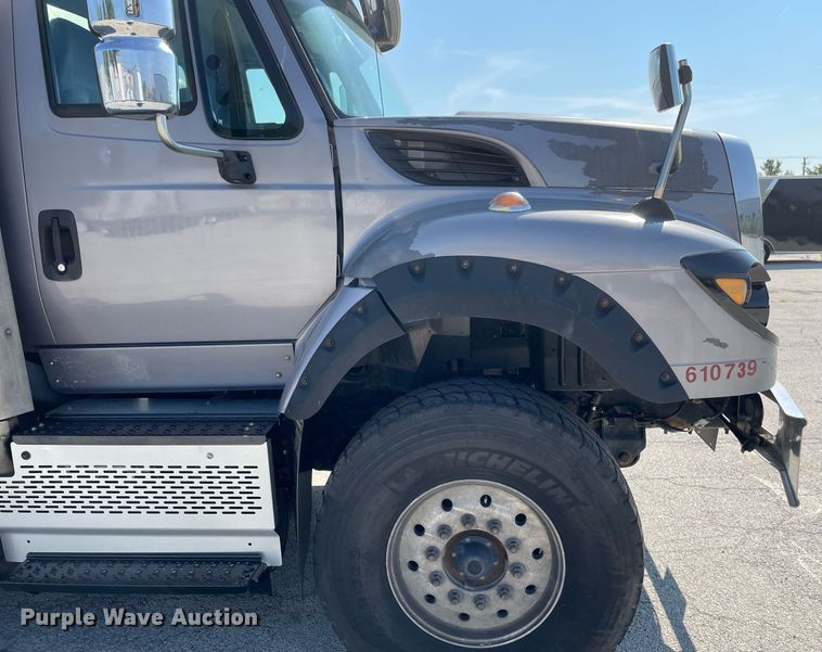 image for item LV9789 2016 International 7600  vacuum truck