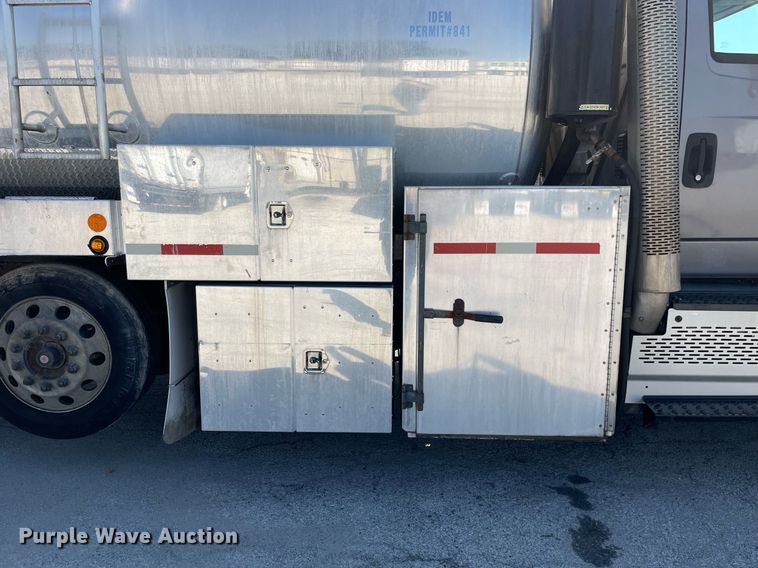 image for item LV9789 2016 International 7600  vacuum truck