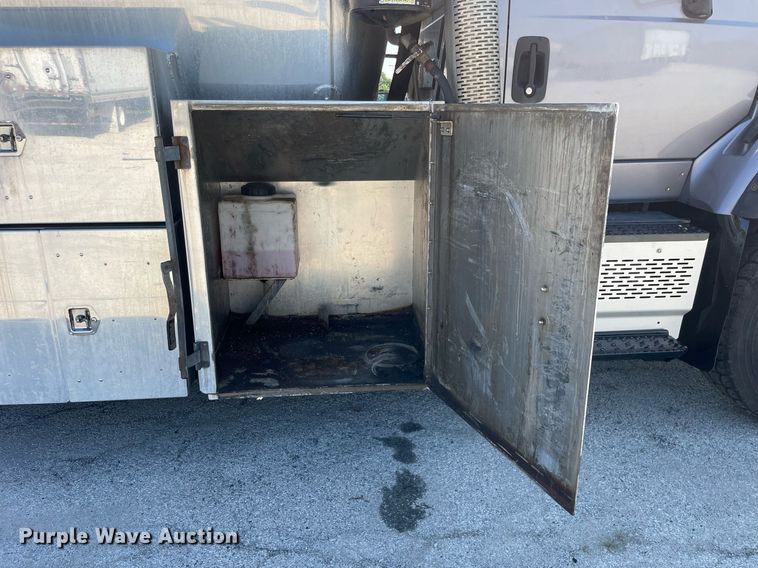 image for item LV9789 2016 International 7600  vacuum truck