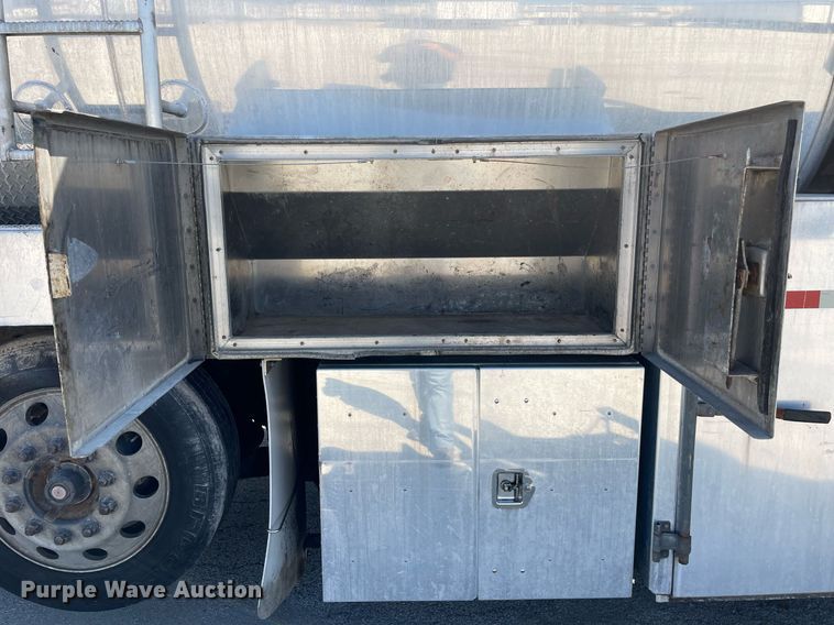 image for item LV9789 2016 International 7600  vacuum truck