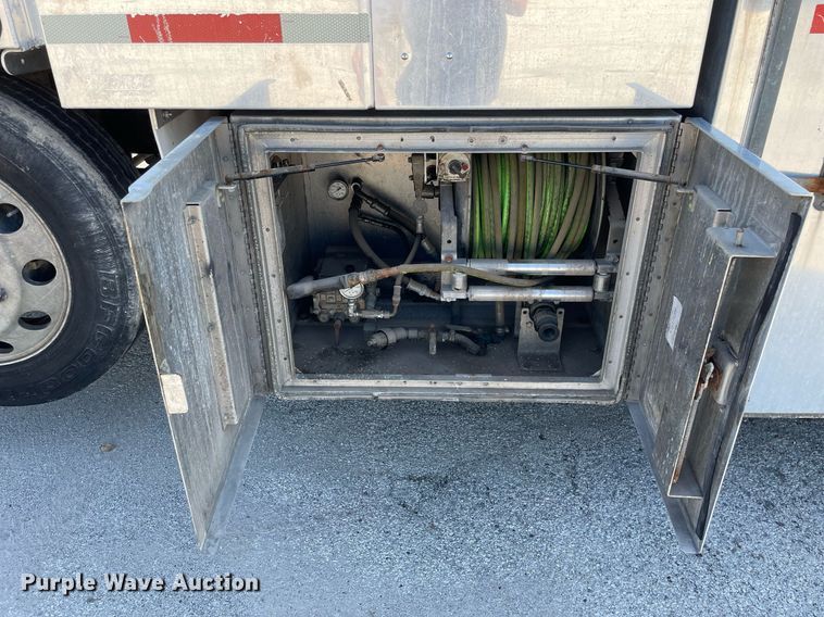 image for item LV9789 2016 International 7600  vacuum truck