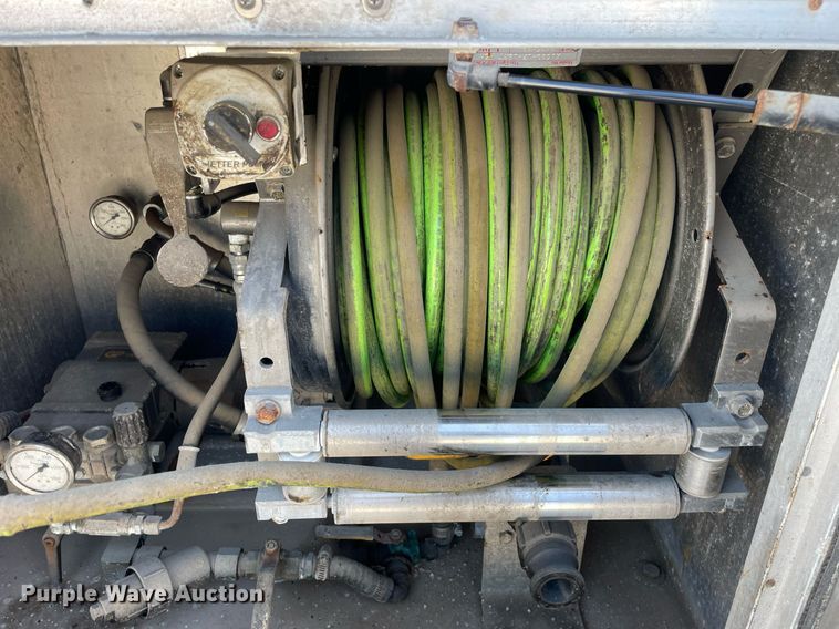 image for item LV9789 2016 International 7600  vacuum truck