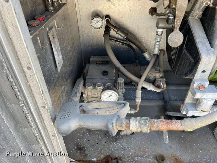 image for item LV9789 2016 International 7600  vacuum truck