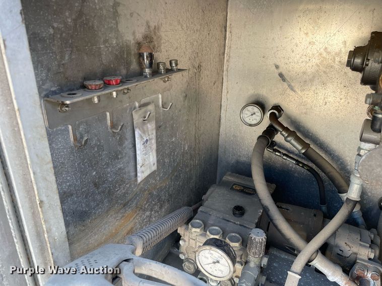 image for item LV9789 2016 International 7600  vacuum truck