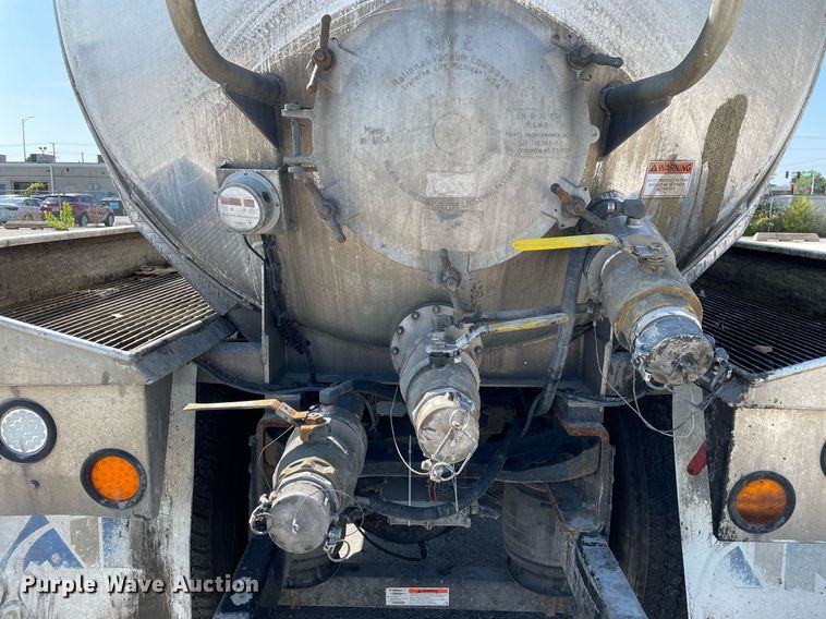 image for item LV9789 2016 International 7600  vacuum truck