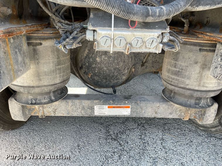 image for item LV9789 2016 International 7600  vacuum truck