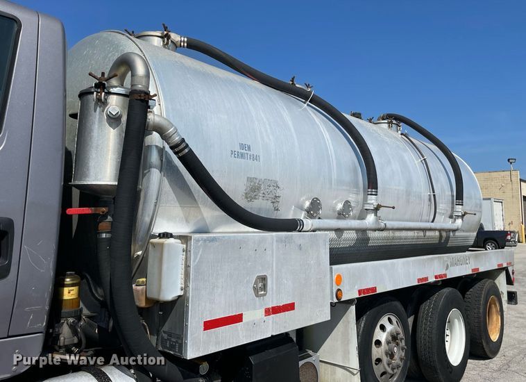 image for item LV9789 2016 International 7600  vacuum truck