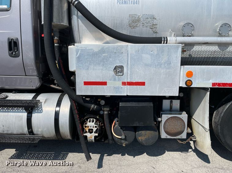 image for item LV9789 2016 International 7600  vacuum truck