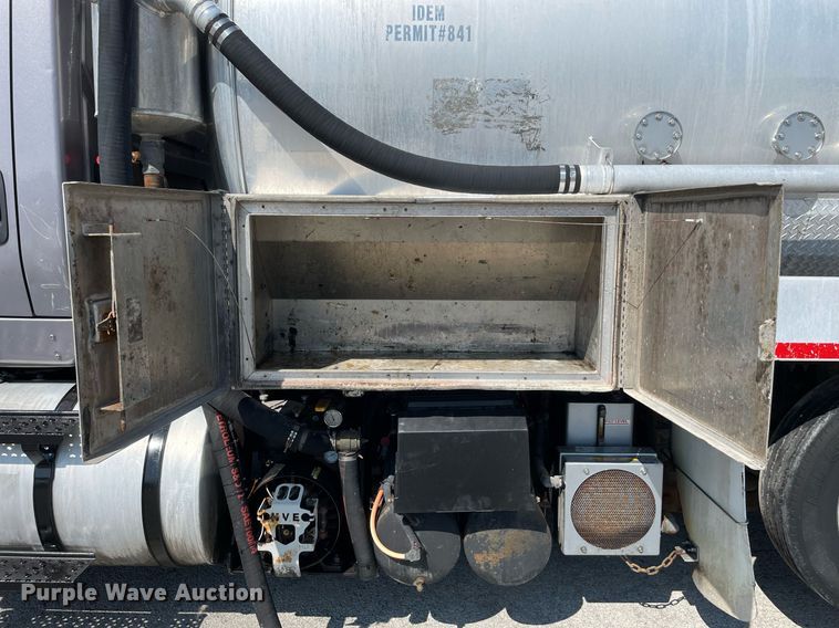 image for item LV9789 2016 International 7600  vacuum truck