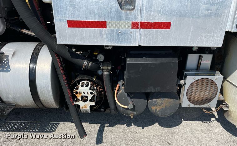 image for item LV9789 2016 International 7600  vacuum truck