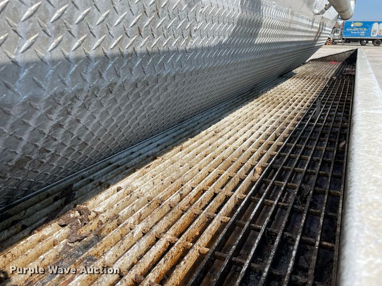 image for item LV9789 2016 International 7600  vacuum truck