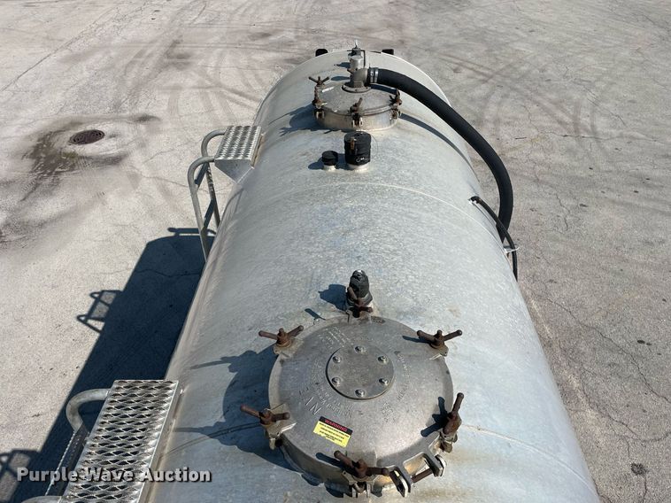 image for item LV9789 2016 International 7600  vacuum truck