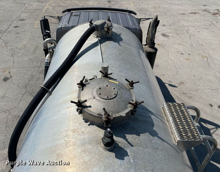 image for item LV9789 2016 International 7600  vacuum truck