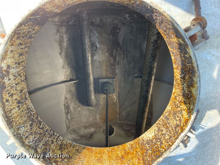 image for item LV9789 2016 International 7600  vacuum truck