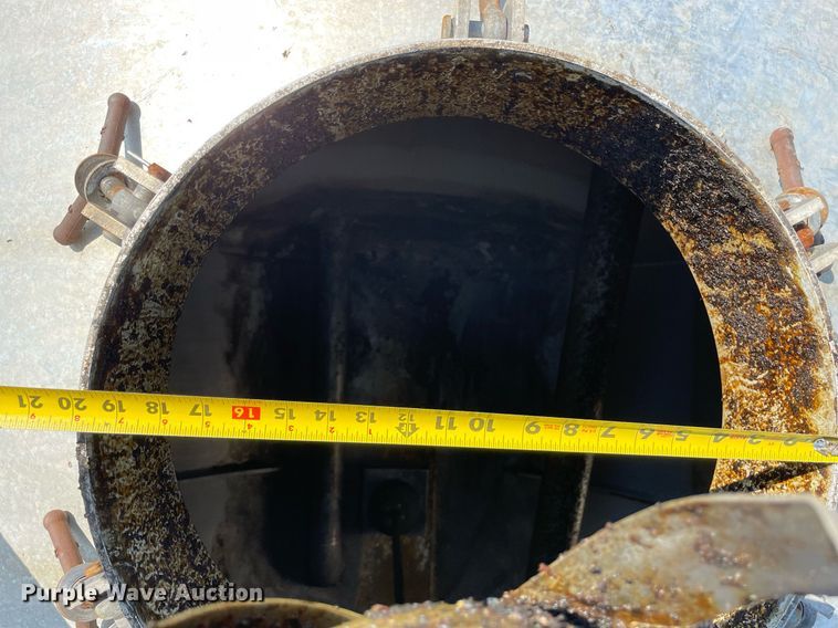 image for item LV9789 2016 International 7600  vacuum truck