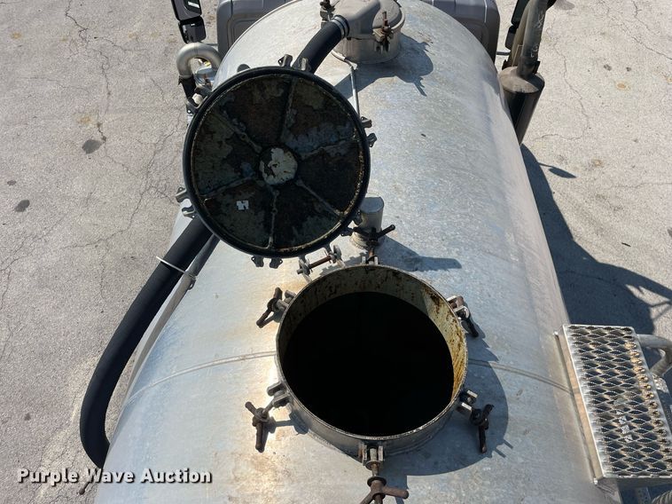 image for item LV9789 2016 International 7600  vacuum truck