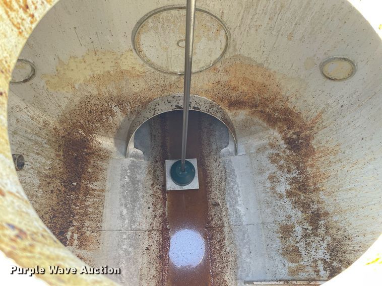 image for item LV9789 2016 International 7600  vacuum truck