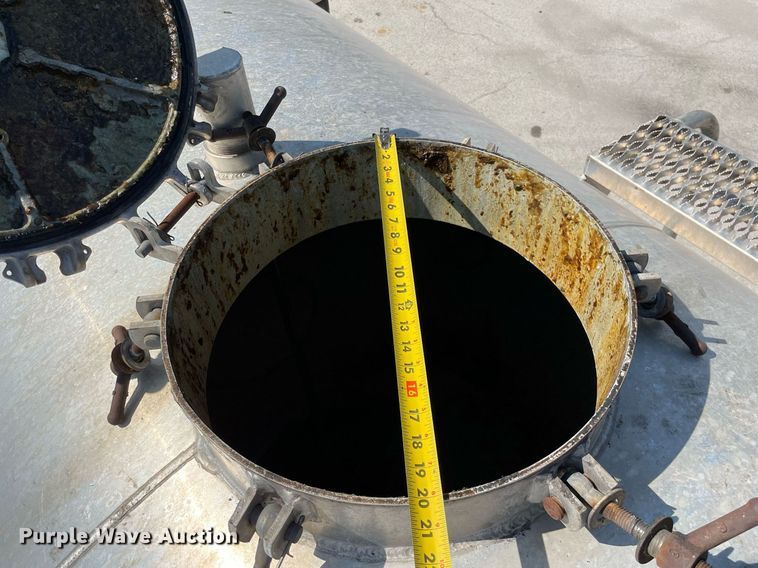 image for item LV9789 2016 International 7600  vacuum truck