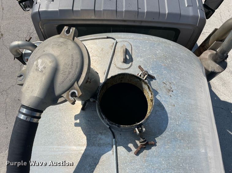 image for item LV9789 2016 International 7600  vacuum truck