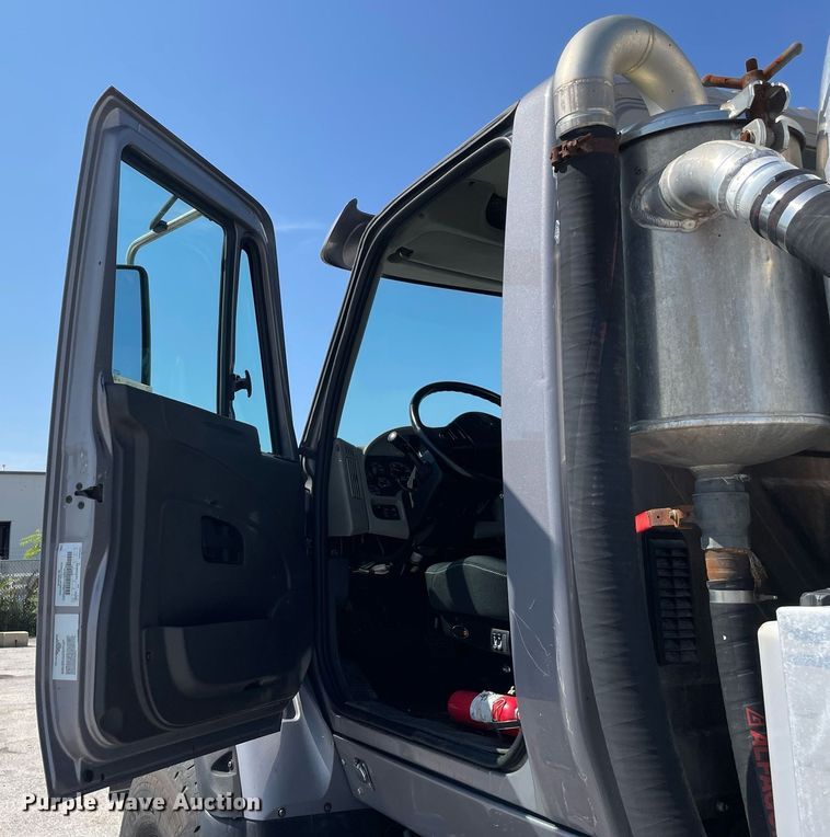 image for item LV9789 2016 International 7600  vacuum truck