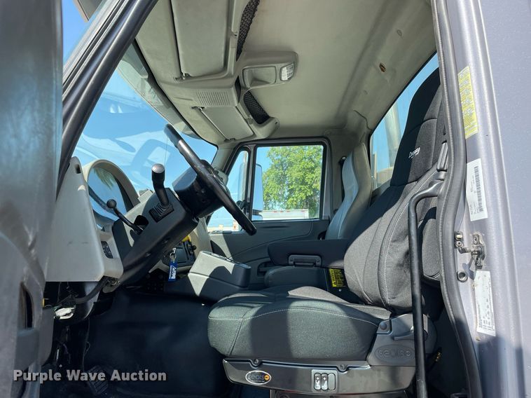 image for item LV9789 2016 International 7600  vacuum truck