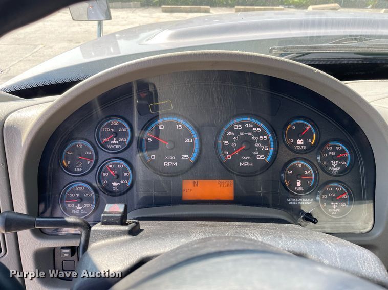 image for item LV9789 2016 International 7600  vacuum truck