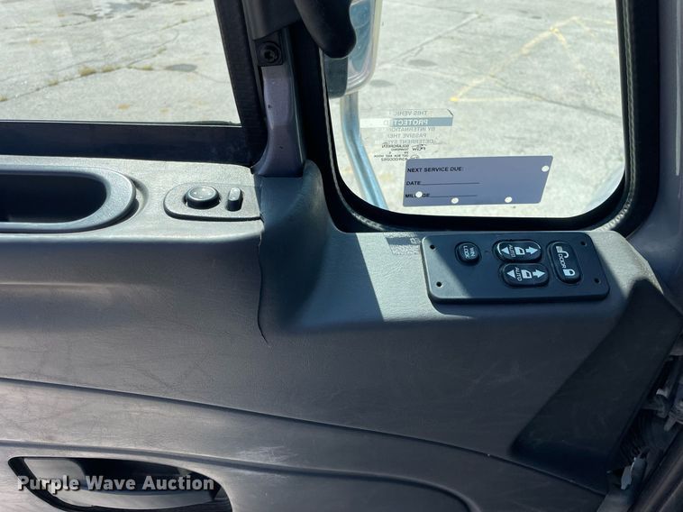 image for item LV9789 2016 International 7600  vacuum truck