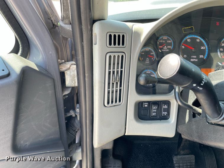 image for item LV9789 2016 International 7600  vacuum truck