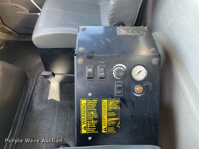 image for item LV9789 2016 International 7600  vacuum truck