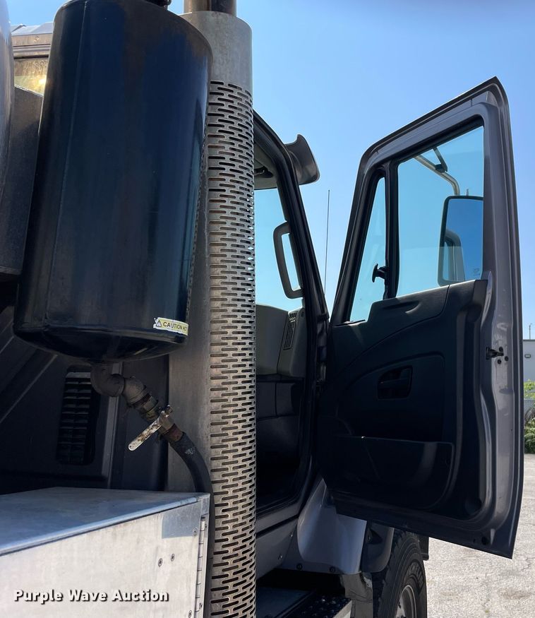 image for item LV9789 2016 International 7600  vacuum truck