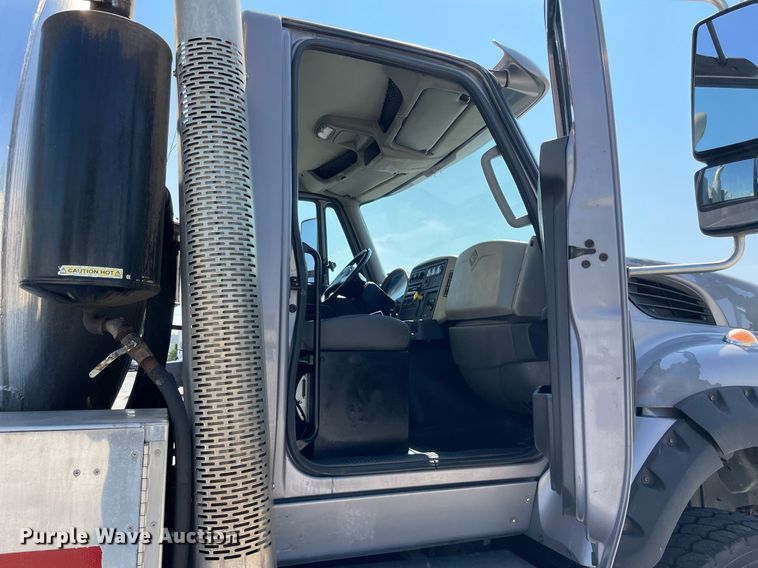 image for item LV9789 2016 International 7600  vacuum truck