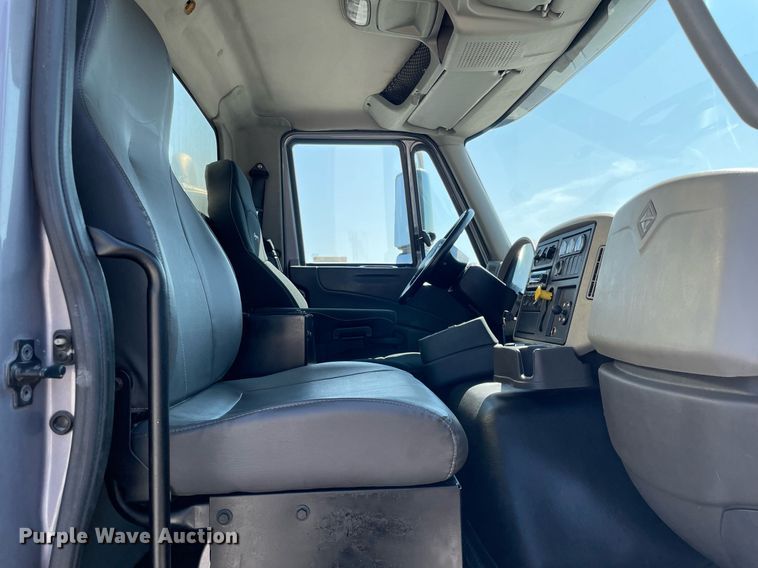 image for item LV9789 2016 International 7600  vacuum truck