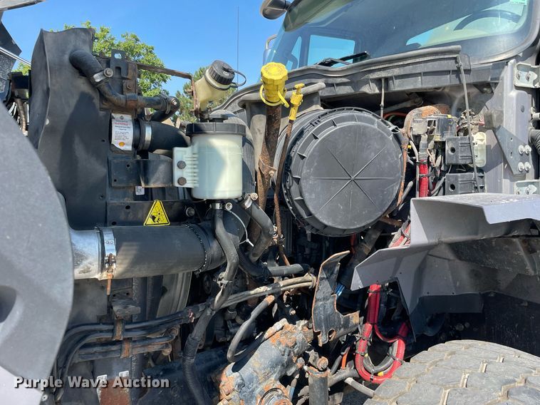 image for item LV9789 2016 International 7600  vacuum truck