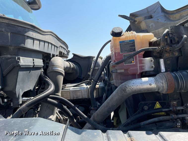 image for item LV9789 2016 International 7600  vacuum truck