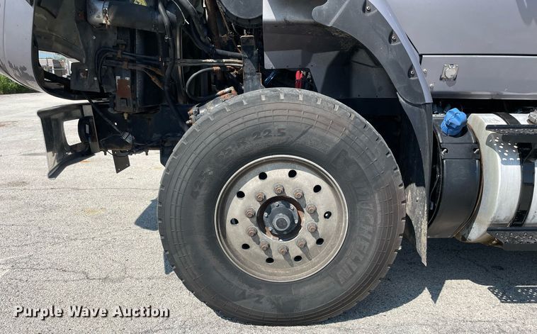 image for item LV9789 2016 International 7600  vacuum truck