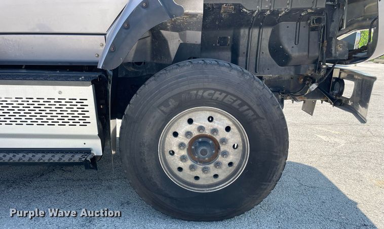 image for item LV9789 2016 International 7600  vacuum truck