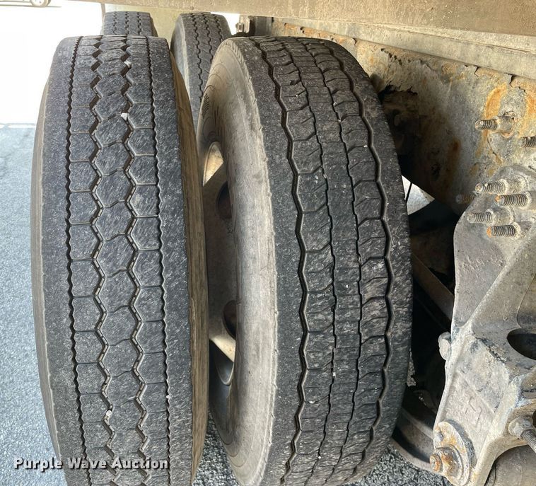 image for item LV9789 2016 International 7600  vacuum truck