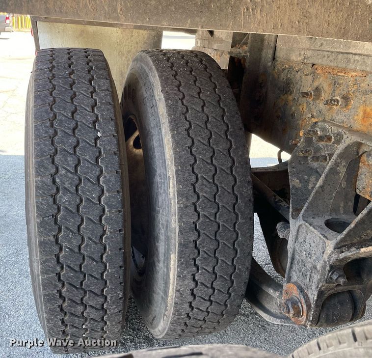 image for item LV9789 2016 International 7600  vacuum truck