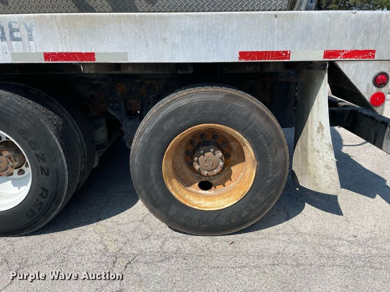 image for item LV9789 2016 International 7600  vacuum truck