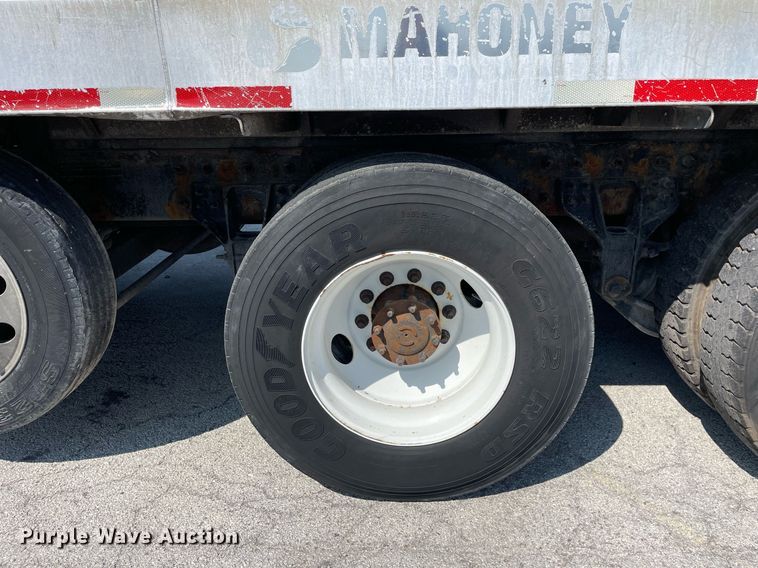 image for item LV9789 2016 International 7600  vacuum truck